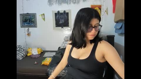 Snapshot of cristal_g19 chatting on 11.29.25 online show from 11.29.25