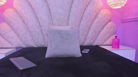 Snapshot of cristal_mason chatting on 01.04.25 Cristal online show from 01.04.25