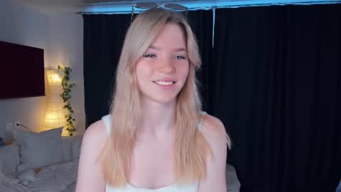 Snapshot of cristasires chatting on 06.14.26 Cristas online show from 06.14.26