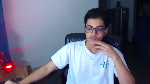 Snapshot of cristian_suarezz chatting on 01.11.25 online show from 01.11.25