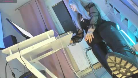 Snapshot of cruel_siren chatting on 10.01.25 Cruel Siren online show from 10.01.25