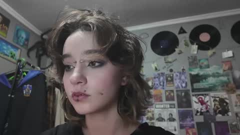 Snapshot of cruella_mira chatting on 10.23.25 cruella_mira online show from 10.23.25