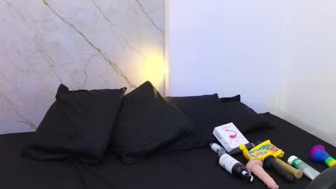 Snapshot of cry_baby800 chatting on 10.17.25 Cry online show from 10.17.25