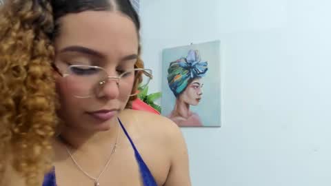 Snapshot of crystal_bunn chatting on 12.01.25 Crystal online show from 12.01.25