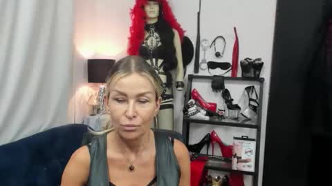 Snapshot of crystalxohotty chatting on 09.12.25 CrystalHotty online show from 09.12.25