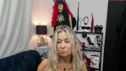 Snapshot of crystalxohotty chatting on 09.23.25 CrystalHotty online show from 09.23.25