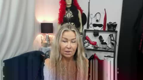 Snapshot of crystalxohotty chatting on 09.24.25 CrystalHotty online show from 09.24.25