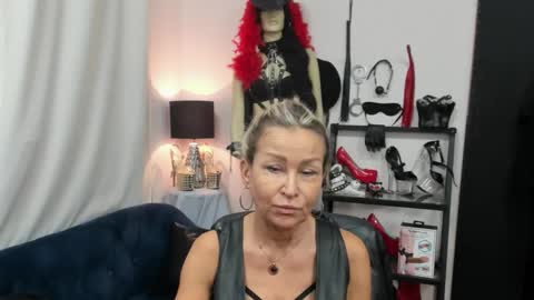Snapshot of crystalxohotty chatting on 09.29.25 CrystalHotty online show from 09.29.25