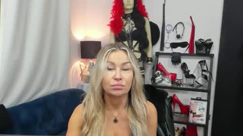 Snapshot of crystalxohotty chatting on 10.13.25 CrystalHotty online show from 10.13.25