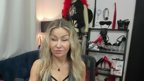 Snapshot of crystalxohotty chatting on 12.19.25 CrystalHotty online show from 12.19.25