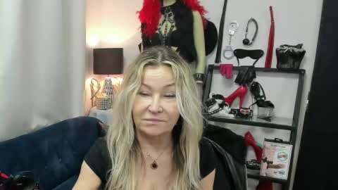 Snapshot of crystalxohotty chatting on 04.14.26 CrystalHotty online show from 04.14.26