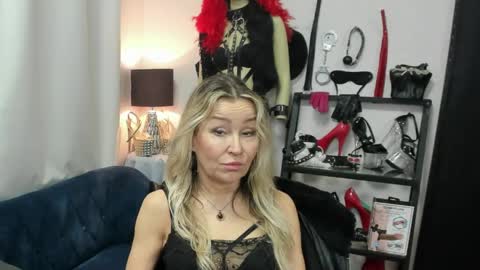Snapshot of crystalxohotty chatting on 04.17.26 CrystalHotty online show from 04.17.26