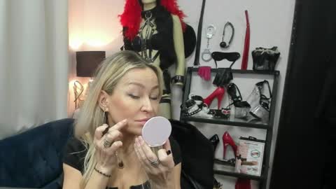Snapshot of crystalxohotty chatting on 04.22.26 CrystalHotty online show from 04.22.26