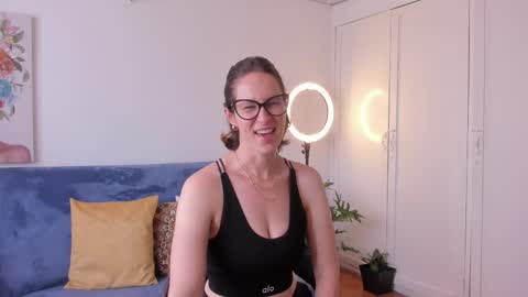 Snapshot of cuddlingbunnny chatting on 03.19.26 Leonela online show from 03.19.26