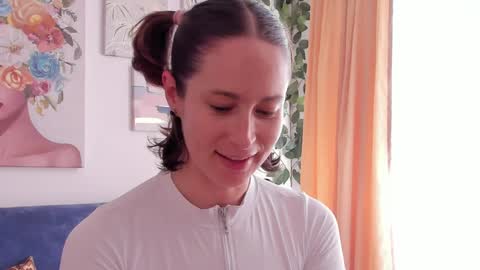 Snapshot of cuddlingbunnny chatting on 05.13.26 Leonela online show from 05.13.26