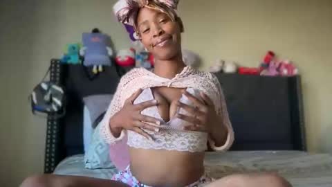 Snapshot of cum2charmxx chatting on 05.27.26 cum2charmxx online show from 05.27.26