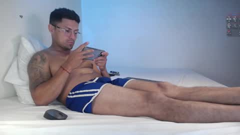 Snapshot of cummerlatino chatting on 02.25.25 cummerlatino online show from 02.25.25