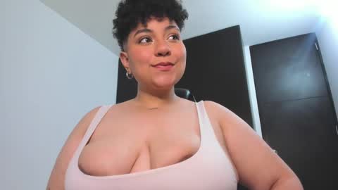 Snapshot of curly_cam_queen chatting on 01.16.25 Bruna  online show from 01.16.25