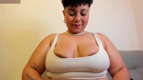 Snapshot of curly_cam_queen chatting on 03.02.25 Bruna  online show from 03.02.25