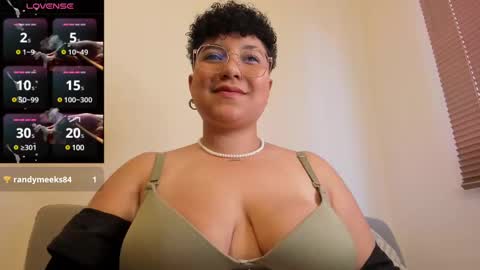 Snapshot of curly_cam_queen chatting on 03.03.25 Bruna  online show from 03.03.25