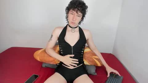 Snapshot of curlyytwink chatting on 10.18.25 Noah online show from 10.18.25