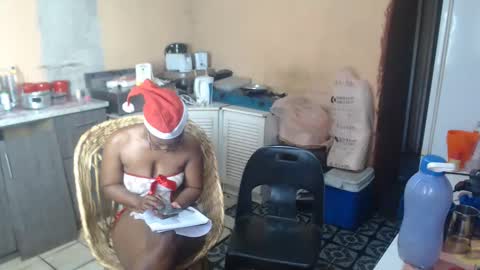 Snapshot of curvypear76x chatting on 12.13.24 curvypear76x online show from 12.13.24