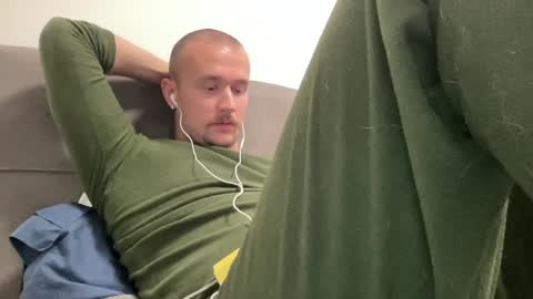 Snapshot of cute_skywalker chatting on 12.21.24 cute_skywalker online show from 12.21.24
