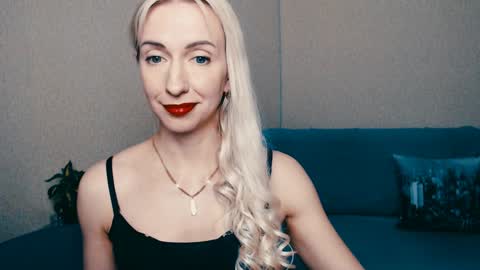 Snapshot of cute_smile_shy chatting on 01.21.25 cute_smile_shy online show from 01.21.25