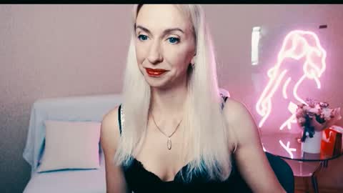 Snapshot of cute_smile_shy chatting on 10.04.25 cute_smile_shy online show from 10.04.25