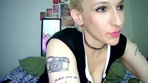 Snapshot of cutefemme chatting on 04.24.26 Bella online show from 04.24.26