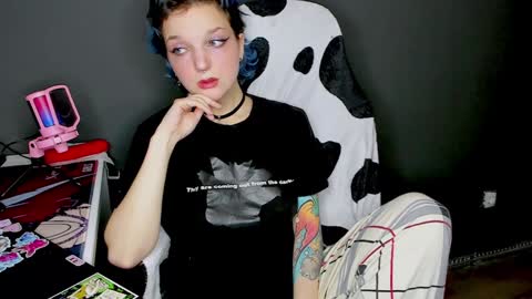 Snapshot of cutemetalgoddess chatting on 01.11.25 Alice online show from 01.11.25