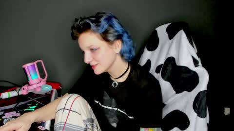 Snapshot of cutemetalgoddess chatting on 01.11.25 Alice online show from 01.11.25