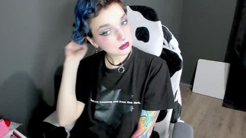 Snapshot of cutemetalgoddess chatting on 01.12.25 Alice online show from 01.12.25