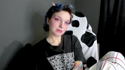 Snapshot of cutemetalgoddess chatting on 01.13.25 Alice online show from 01.13.25