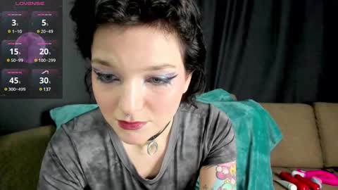 Snapshot of cutemetalgoddess chatting on 01.26.25 Alice online show from 01.26.25