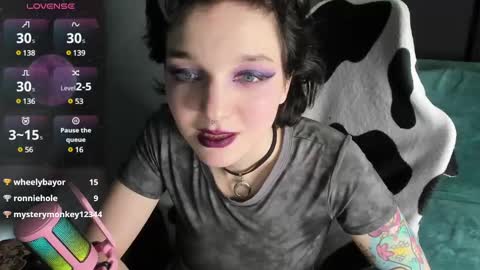 Snapshot of cutemetalgoddess chatting on 02.02.25 Alice online show from 02.02.25