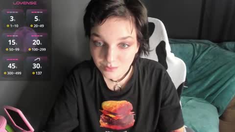 Snapshot of cutemetalgoddess chatting on 02.06.25 Alice online show from 02.06.25