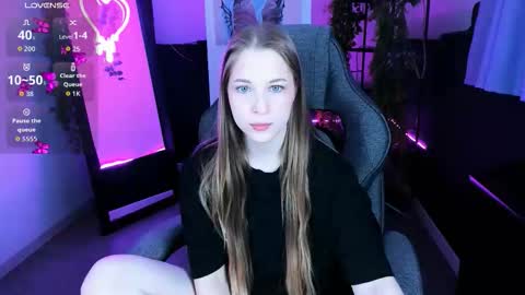 Snapshot of cutemousee chatting on 10.18.25 Rina online show from 10.18.25