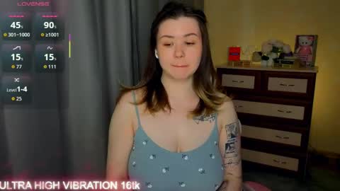 Snapshot of cutie_mili chatting on 05.12.26 mili online show from 05.12.26