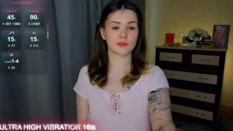 Snapshot of cutie_mili chatting on 06.14.26 mili online show from 06.14.26