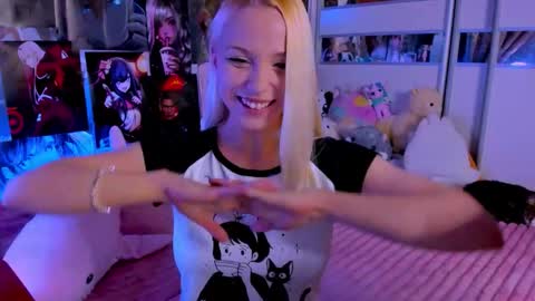 Snapshot of cuttie_ponyy chatting on 03.22.26 Nora online show from 03.22.26