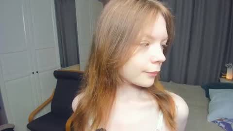 Snapshot of cuty_petite chatting on 06.14.26 Anne online show from 06.14.26