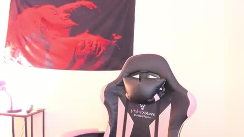 cel I am independent Help me reach 200 thumbs up uwu online show from 02.19.26