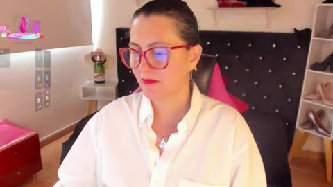 Mia  online show from 09.29.25