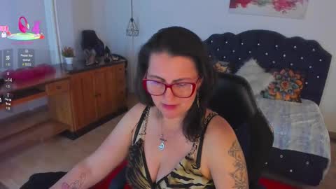 Mia  online show from 10.14.25