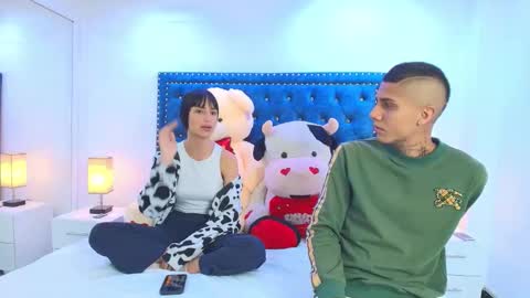 Snapshot of damian_and_roxanne chatting on 09.20.25 DAMIAN AND ROXANNE. online show from 09.20.25
