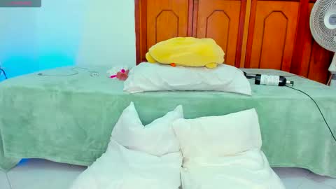 Kary-- independent model Schedule 0530am-1000am colombian time online show from 03.18.26