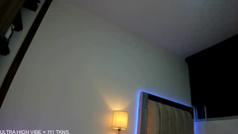  independent model   online show from 12.19.25