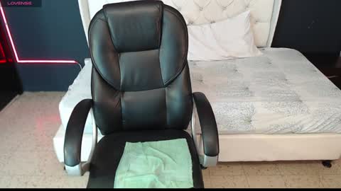 Snapshot of danielle_smithh chatting on 01.08.25 Danielle Smith online show from 01.08.25