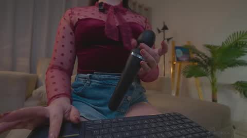 Snapshot of danii_xoxo chatting on 09.14.25 online show from 09.14.25